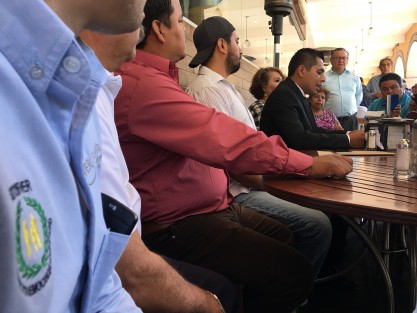 Trabajadores sindicalizados del DIF estatal manifestaron su inconformidad por la reducción de sus salarios de que han sido objeto, mientras unos funcionarios, contrario a la política de austeridad que pregona el gobierno actual, siguen manteniendo altos salarios. También se quejaron de malos tratos y despidos.
