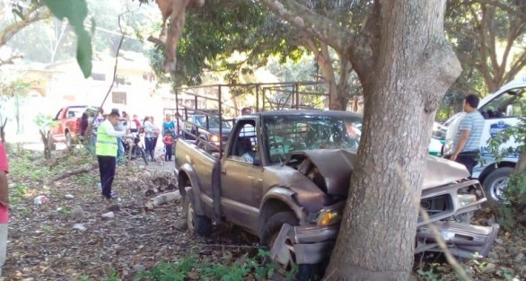 15 estudiantes de secundaria resultaron lesionados esta mañana al quedarse sin frenos la camioneta en que como cada día se trasladaban a su centro de estudios en Otates, sobre la  carretera estatal Actopan-Xalapa.  Fueron trasladados para su revisión a hospitales de Xalapa. 