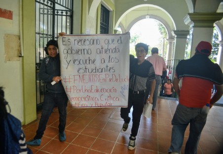 Luego de manifestarse afuera de palacio municipal, estudiantes de la FNERRR  se reunieron con autoridades para hablar sobre su demandas.  