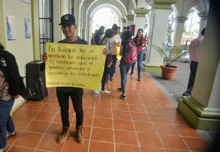Luego de manifestarse afuera de palacio municipal, estudiantes de la FNERRR  se reunieron con autoridades para hablar sobre su demandas.  