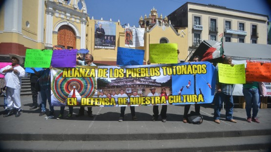 Pobladores de Papantla protestaron en la plaza Lerdo para exigir el cambio de Salomón Baz Baz actual organizador de cumbre Tajín  ya que dicen que 29 años en el cargo le parece suficiente, acusó Nazareth Vázquez Cano, habitante de aquel lugar.