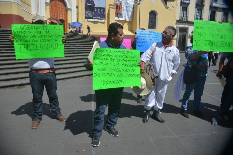 Pobladores de Papantla protestaron en la plaza Lerdo para exigir el cambio de Salomón Baz Baz actual organizador de cumbre Tajín  ya que dicen que 29 años en el cargo le parece suficiente, acusó Nazareth Vázquez Cano, habitante de aquel lugar.