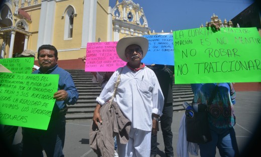 Pobladores de Papantla protestaron en la plaza Lerdo para exigir el cambio de Salomón Baz Baz actual organizador de cumbre Tajín  ya que dicen que 29 años en el cargo le parece suficiente, acusó Nazareth Vázquez Cano, habitante de aquel lugar.