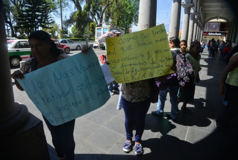 Tianguistas de la colonia Hernández Castillo denunciaron abuso por parte de personal de comercio municipal, ya que dicen le fueron quitadas su mercancía, la cual es ropa de uso,  calzado y chacharas exigieron ser atendidos por el alcalde.  