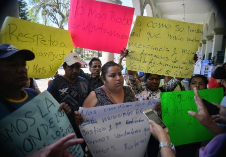 Tianguistas de la colonia Hernández Castillo denunciaron abuso por parte de personal de comercio municipal, ya que dicen le fueron quitadas su mercancía, la cual es ropa de uso,  calzado y chacharas exigieron ser atendidos por el alcalde.  