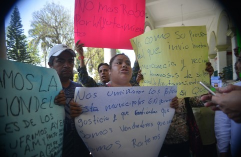 Tianguistas de la colonia Hernández Castillo denunciaron abuso por parte de personal de comercio municipal, ya que dicen le fueron quitadas su mercancía, la cual es ropa de uso,  calzado y chacharas exigieron ser atendidos por el alcalde.  