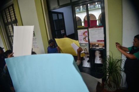 Tianguistas de la colonia Hernández Castillo denunciaron abuso por parte de personal de comercio municipal, ya que dicen le fueron quitadas su mercancía, la cual es ropa de uso,  calzado y chacharas exigieron ser atendidos por el alcalde.  