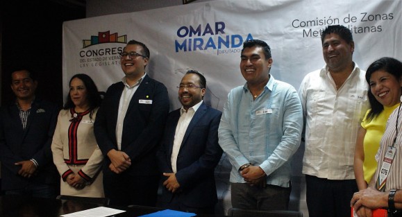 Para identificar las principales necesidades de las 8 zonas metropolitanas y establecer las estrategias que detonen su desarrollo, el diputado presidente de la Comisión Permanente de Desarrollo Metropolitano, Omar Guillermo Miranda, encabezó el Foro Regional de Zonas Metropolitanas con alcaldes que conforman la zona de Xalapa. 