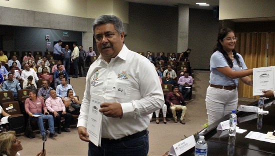 El alcalde de Teocelo, Mario Chama Díaz, acudió al Foro Regional de Zonas Metropolitanas que se realizó en el Congreso del Estado, y donde los munícipes recibieron la Ley de Ingresos. 