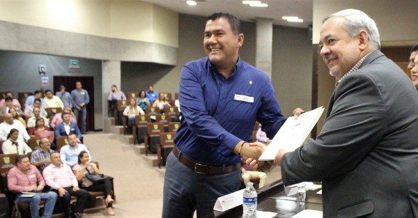 El Presidente de la Mesa Directiva del Congreso del Estado, José Manuel Pozos Castro, presidió la entrega de las leyes Municipales de Ingresos del ejercicio 2019, a ediles y representantes municipales de los 212 Ayuntamientos de la entidad. 