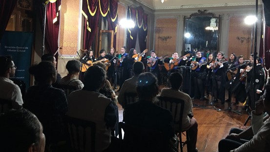 Con mucho éxito se llevó a cabo el Miércoles de Casino en el Casino Jalapeño, que en esta ocasión presentó a la Tuna Femenil de la Universidad Veracruzana, que deleitó al público que llenó el Salón Espejos del tradicional edificio de la capital. 
