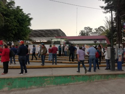 Maestros adheridos a la Sección 32 del SNTE se manifestaron en la entrada principal de la SEV; exigieron sus derechos escalafonarios al profesor Francisco Blanco Campos, secretario de Trabajo y Conflictos.  Acusaron al Secretario Zenyazen Escobar García de abusos laborales.  