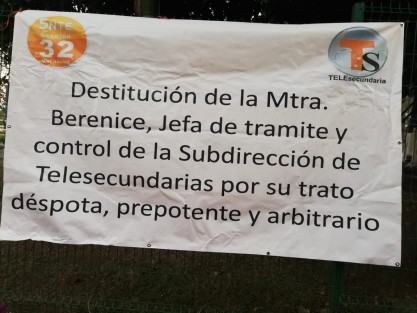 Maestros adheridos a la Sección 32 del SNTE se manifestaron en la entrada principal de la SEV; exigieron sus derechos escalafonarios al profesor Francisco Blanco Campos, secretario de Trabajo y Conflictos.  Acusaron al Secretario Zenyazen Escobar García de abusos laborales.  