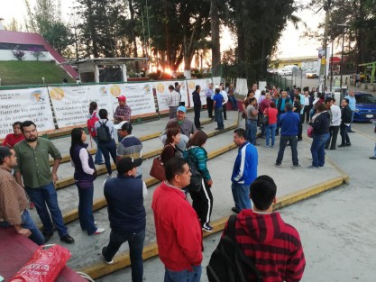 Maestros adheridos a la Sección 32 del SNTE se manifestaron en la entrada principal de la SEV; exigieron sus derechos escalafonarios al profesor Francisco Blanco Campos, secretario de Trabajo y Conflictos.  Acusaron al Secretario Zenyazen Escobar García de abusos laborales.  