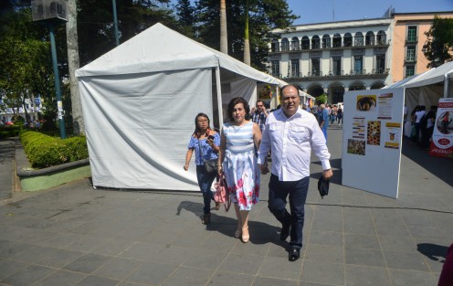 Rosalinda Galindo Silva, diputada local por Xalapa, se limitó a decir <em>No voy a hablar de mi familia absolutamente nada. Además, yo ya les repetí: soy de una familia honorable, que nunca hemos dado nada de qué hablar</em>.