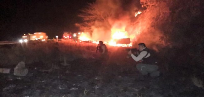 Una amplia movilización de las fuerzas del orden federales y estatales se registró en el municipio de Tierra Blanca, la noche del jueves, debido a las agresiones que integrantes del Cártel de Jalisco Nueva Generación (CJNG) efectuaron en la zona, donde desafortunadamente perdió la vida un elemento de la Fuerza Civil. 