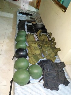 Parte de lo decomisado a los agresores de elementos de la Fuerza Civil en Tierra Blanca, la noche del jueves.