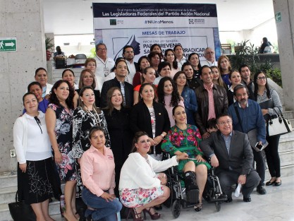 Estuvieron presentes en este foro las diputadas federales, Mariana Dunyaska García Rojas, Secretaria de la Mesa Directiva del Congreso de la Unión, María del Rosario Guzmán Avilés, Adriana Dávila Fernández, Silvia Guadalupe Garza Galván, el diputado federal, Jesús Guzmán Avilés; los diputados locales Jorge Moreno Salinas, Secretario de la Mesa Directiva del Congreso de Veracruz, entre otros.  