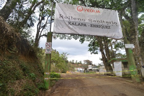Desde las 11 de la mañana de este viernes, el basurero de El Tronconal quedó clausurado por la Fiscalía General del Estado, por lo que los camiones regresaron cargados de basura a sus instalaciones en la Av. Rébsamen. Se prevé que hasta el martes se reiniciaría la colecta.