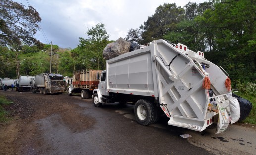 Desde las 11 de la mañana de este viernes, el basurero de El Tronconal quedó clausurado por la Fiscalía General del Estado, por lo que los camiones regresaron cargados de basura a sus instalaciones en la Av. Rébsamen. Se prevé que hasta el martes se reiniciaría la colecta.