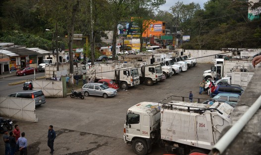 Desde las 11 de la mañana de este viernes, el basurero de El Tronconal quedó clausurado por la Fiscalía General del Estado, por lo que los camiones regresaron cargados de basura a sus instalaciones en la Av. Rébsamen. Se prevé que hasta el martes se reiniciaría la colecta.
