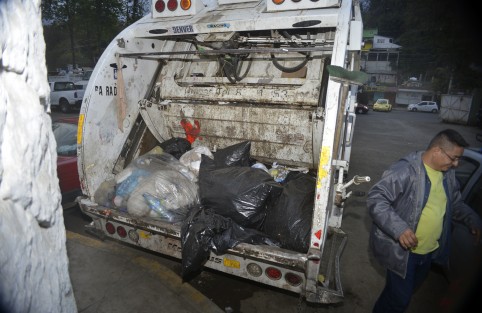 Desde las 11 de la mañana de este viernes, el basurero de El Tronconal quedó clausurado por la Fiscalía General del Estado, por lo que los camiones regresaron cargados de basura a sus instalaciones en la Av. Rébsamen. Se prevé que hasta el martes se reiniciaría la colecta.