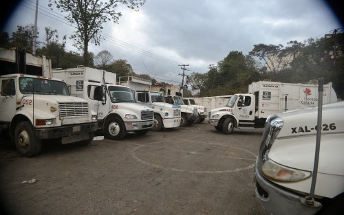 Desde las 11 de la mañana de este viernes, el basurero de El Tronconal quedó clausurado por la Fiscalía General del Estado, por lo que los camiones regresaron cargados de basura a sus instalaciones en la Av. Rébsamen. Se prevé que hasta el martes se reiniciaría la colecta.