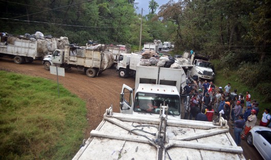 Desde las 11 de la mañana de este viernes, el basurero de El Tronconal quedó clausurado por la Fiscalía General del Estado, por lo que los camiones regresaron cargados de basura a sus instalaciones en la Av. Rébsamen. Se prevé que hasta el martes se reiniciaría la colecta.