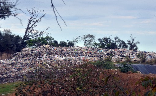 Desde las 11 de la mañana de este viernes, el basurero de El Tronconal quedó clausurado por la Fiscalía General del Estado, por lo que los camiones regresaron cargados de basura a sus instalaciones en la Av. Rébsamen. Se prevé que hasta el martes se reiniciaría la colecta.