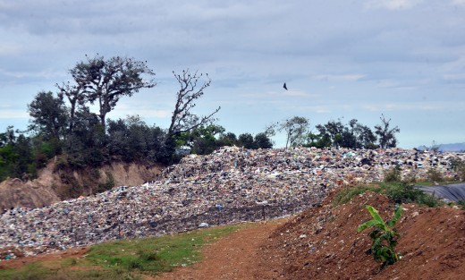Desde las 11 de la mañana de este viernes, el basurero de El Tronconal quedó clausurado por la Fiscalía General del Estado, por lo que los camiones regresaron cargados de basura a sus instalaciones en la Av. Rébsamen. Se prevé que hasta el martes se reiniciaría la colecta.