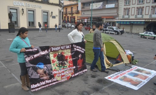 La madre de uno de los jóvenes desaparecidos en la ciudad de Papantla desde hace tres años, inició una huelga de hambre en la plaza Lerdo a manera de protesta ante la falta de respuesta por parte de las autoridades estatales y de la fiscalía.  
