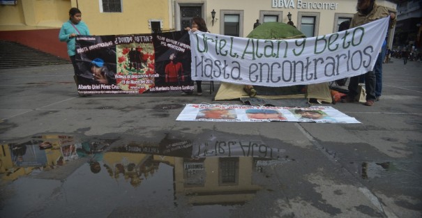 La madre de uno de los jóvenes desaparecidos en la ciudad de Papantla desde hace tres años, inició una huelga de hambre en la plaza Lerdo a manera de protesta ante la falta de respuesta por parte de las autoridades estatales y de la fiscalía.  
