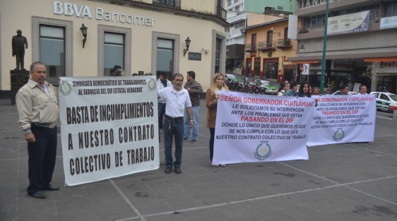 Empleados pertenecientes al Sindicato Democrático de Trabajadores al servicio del DIF estatal, con lonas y una pequeña marcha se manifestaron para exigir una audiencia con el gobernador y dialogar sobre su contrato colectivo.  