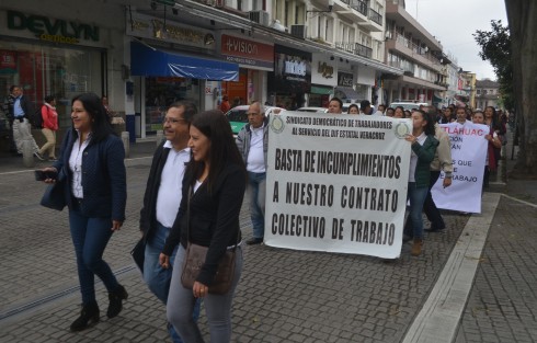 Empleados pertenecientes al Sindicato Democrático de Trabajadores al servicio del DIF estatal, con lonas y una pequeña marcha se manifestaron para exigir una audiencia con el gobernador y dialogar sobre su contrato colectivo.  