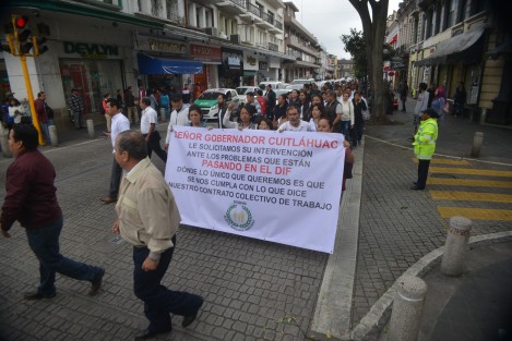 Empleados pertenecientes al Sindicato Democrático de Trabajadores al servicio del DIF estatal, con lonas y una pequeña marcha se manifestaron para exigir una audiencia con el gobernador y dialogar sobre su contrato colectivo.  