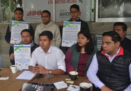 Alumnos de Facultad de Derecho, colectivo Flor de agosto y grupo Culturas, realizarán una colecta de juguetes en beneficio de comunidades de Atlahuilco, el próximo domingo a las 11 horas en plaza Lerdo; invitan a los xalapeños a ayudar.  