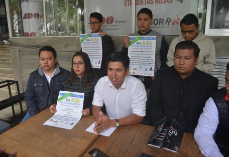 Alumnos de Facultad de Derecho, colectivo Flor de agosto y grupo Culturas, realizarán una colecta de juguetes en beneficio de comunidades de Atlahuilco, el próximo domingo a las 11 horas en plaza Lerdo; invitan a los xalapeños a ayudar.  