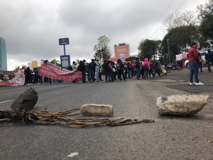 Integrantes del MMPV y la CNTE bloquean la carretera Xalapa- Veracruz a la altura de SEV.  