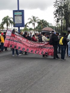 Integrantes del MMPV y la CNTE bloquean la carretera Xalapa- Veracruz a la altura de SEV.
