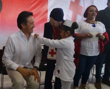  El gobernador Cuitláhuac García Jiménez arrancó en compañía de diputados locales  y autoridades municipales la Colecta Nacional de la Cruz Roja e invitó a la población en general a colaborar con esta noble causa.  