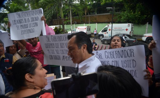  Previo al inicio del evento, habitantes de la colonia Paraíso, de esta ciudad, pidieron el apoyo del mandatario para la regularización de sus terrenos.