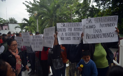  Previo al inicio del evento, habitantes de la colonia Paraíso, de esta ciudad, pidieron el apoyo del mandatario para la regularización de sus terrenos.
