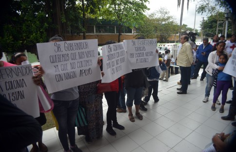  Previo al inicio del evento, habitantes de la colonia Paraíso, de esta ciudad, pidieron el apoyo del mandatario para la regularización de sus terrenos.