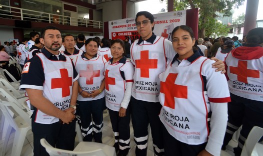  El gobernador Cuitláhuac García Jiménez arrancó en compañía de diputados locales y autoridades municipales la Colecta Nacional de la Cruz Roja e invitó a la población en general a colaborar con esta noble causa. 