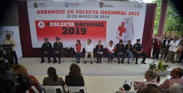  El gobernador Cuitláhuac García Jiménez arrancó en compañía de diputados locales y autoridades municipales la Colecta Nacional de la Cruz Roja e invitó a la población en general a colaborar con esta noble causa. 