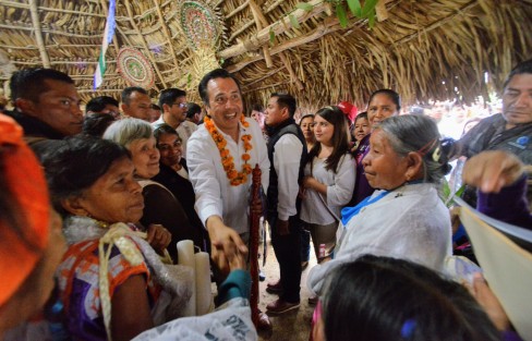 El ritual de inauguración de la Cumbre Tajín inicia en la Casa de los Abuelos, donde el gobernador Cuitláhuac García Jiménez presentó sus respetos y escuchó los consejos de los sabiduría ancestral totonaca. 