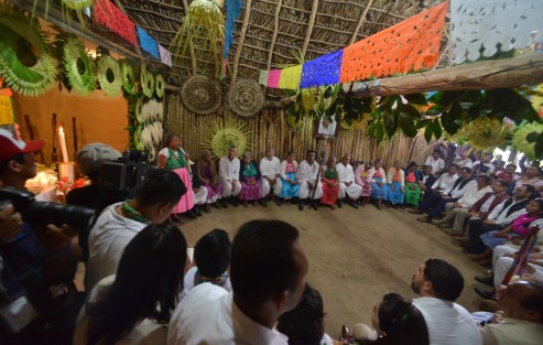 El ritual de inauguración de la Cumbre Tajín inicia en la Casa de los Abuelos, donde el gobernador Cuitláhuac García Jiménez presentó sus respetos y escuchó los consejos de los sabiduría ancestral totonaca. 