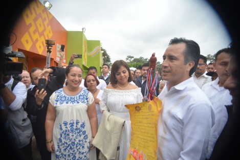 El ritual de inauguración de la Cumbre Tajín inicia en la Casa de los Abuelos, donde el gobernador Cuitláhuac García Jiménez presentó sus respetos y escuchó los consejos de los sabiduría ancestral totonaca. 