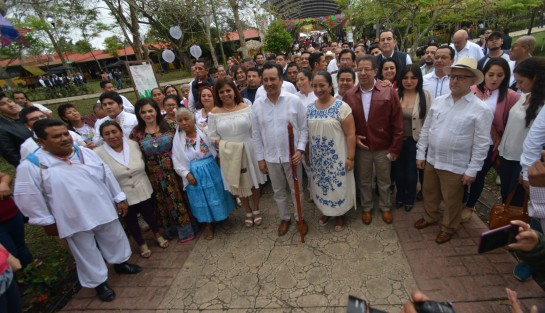 El ritual de inauguración de la Cumbre Tajín inicia en la Casa de los Abuelos, donde el gobernador Cuitláhuac García Jiménez presentó sus respetos y escuchó los consejos de los sabiduría ancestral totonaca. 