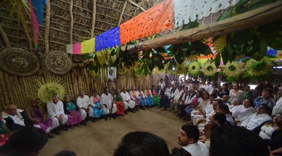 El ritual de inauguración de la Cumbre Tajín inicia en la Casa de los Abuelos, donde el gobernador Cuitláhuac García Jiménez presentó sus respetos y escuchó los consejos de los sabiduría ancestral totonaca. 